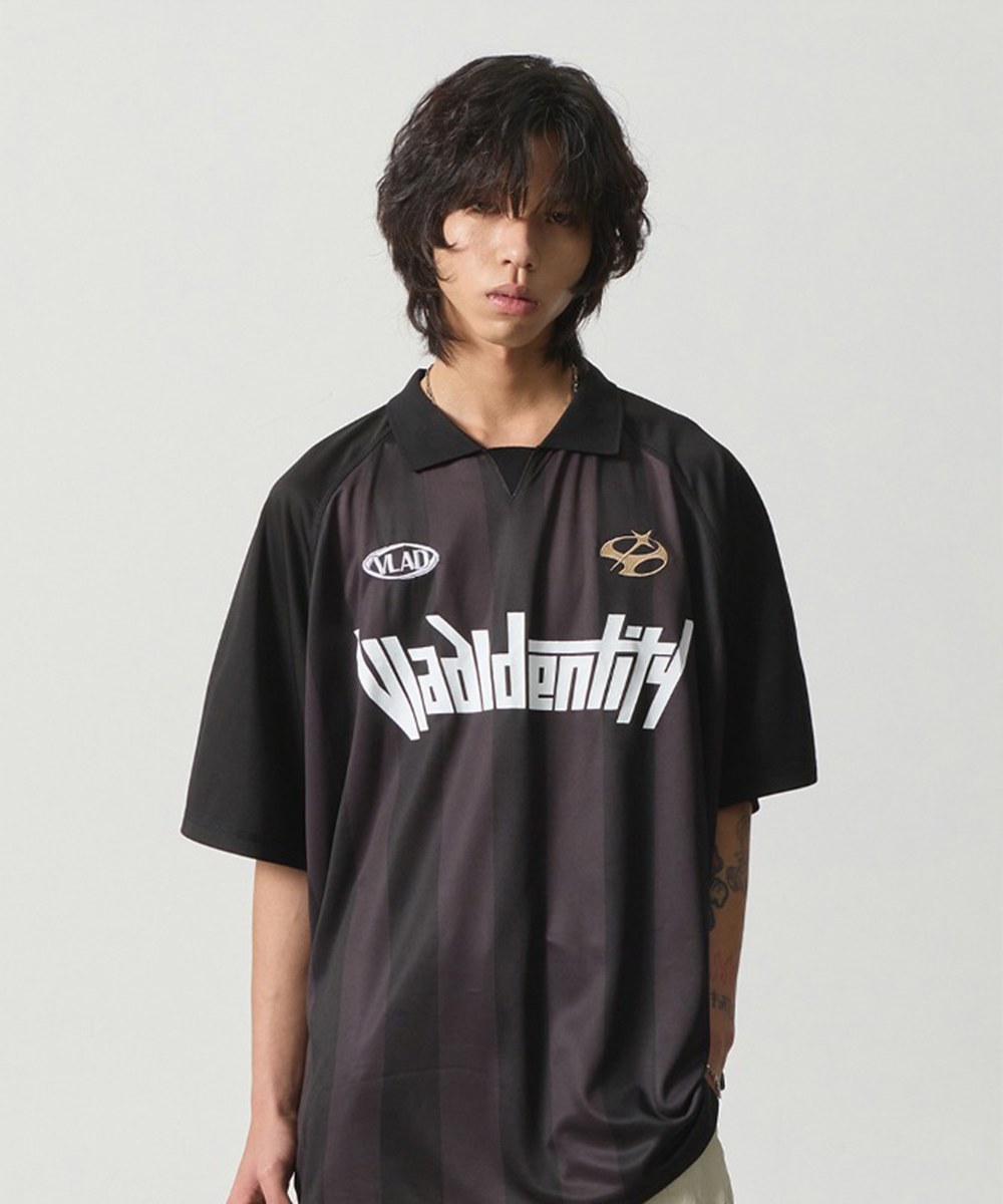 足球風格上衣 ARTWORK UNIFORM COLLAR HALF T-SHIRT