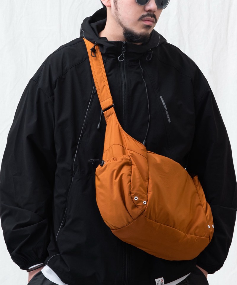 防潑水鋪棉斜背包 WATER-REPELLENT PADDED CROSSBODY BAG