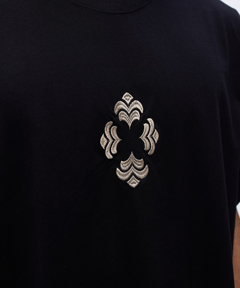 提花刺繡上衣 Monogram Embroidery T-shirt