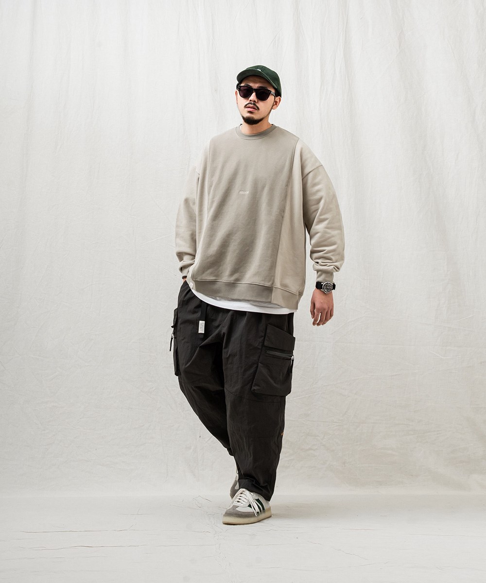 拼接大學T恤 TWO-TONE SPLICED SWEATSHIRT